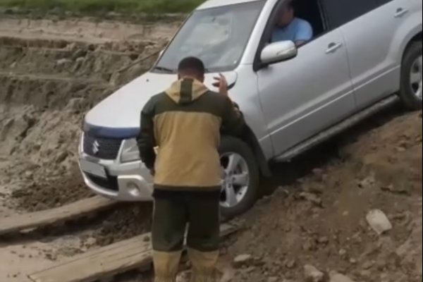 В Усть-Цильме идут восстановительные работы на подъезде к переправе