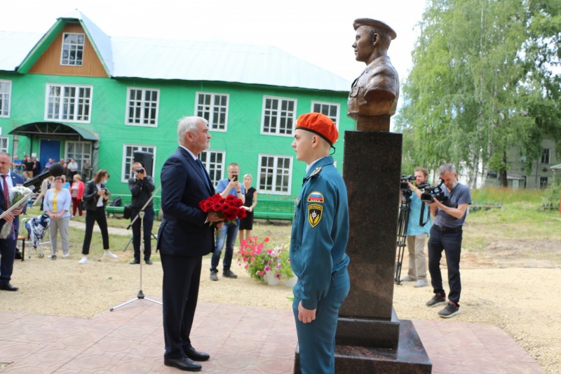 В Кослане открыли памятник героически погибшему десантнику Константину Кривушеву