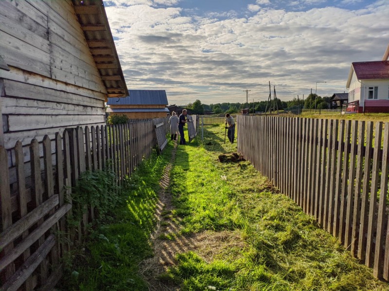 Судебные приставы в Усть-Куломском районе заставили хозяйку частного дома передвинуть забор