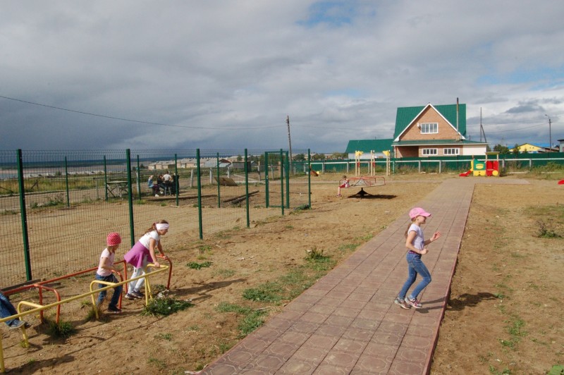 В Усть-Цильме продолжают преображать детскую площадку при поддержке ЛУКОЙЛа