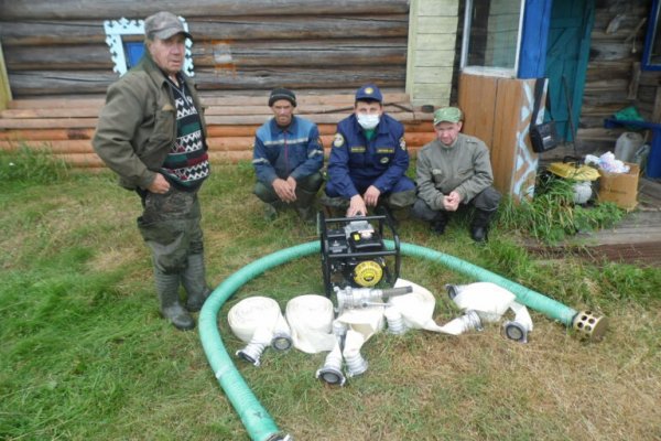 Жителям отдаленной деревни Удорского района вручили оборудование на случай борьбы с пожарами
