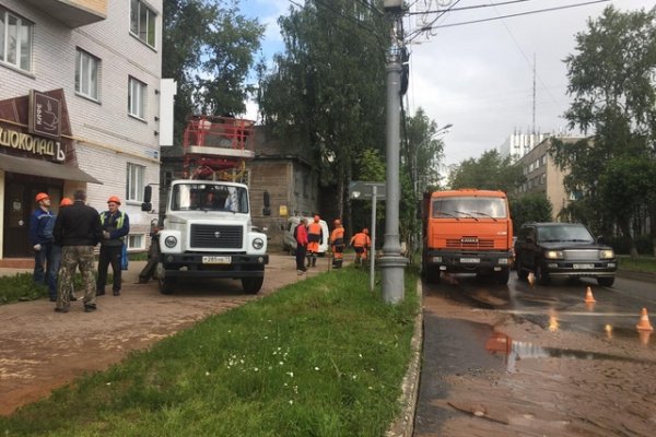 В Сыктывкаре устраняют порыв водовода в центре города
