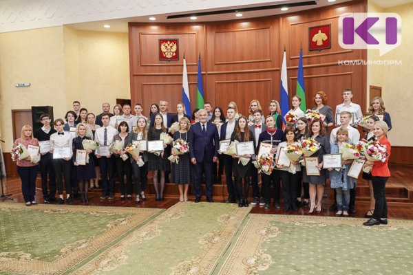 Владимир Уйба вручил сертификаты стобалльникам и победителям всероссийских школьных олимпиад