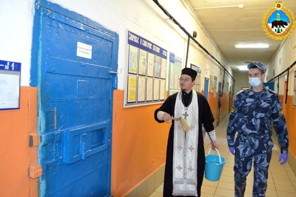 Священнослужители окропили ухтинские колонии

