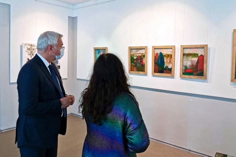 Владимир Уйба посетил выставку "Клюква. Ветер" в сыктывкарском Центре культурных инициатив "Югöр"