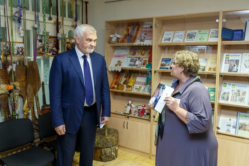 Владимир Уйба посетил гимназию искусств при главе Республики Коми