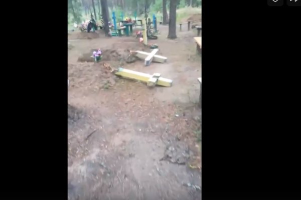 В Усть-Куломском районе вандалы разгромили кладбище 