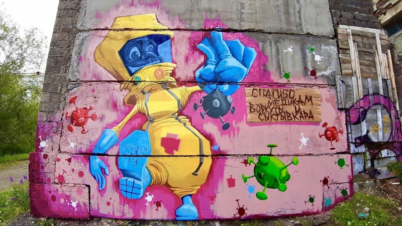 В Воркуте появилось граффити с мультяшным пациентом в химзащите, который благодарит медиков  