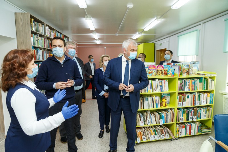 Владимир Уйба осмотрел модельную детскую библиотеку в Ижме
