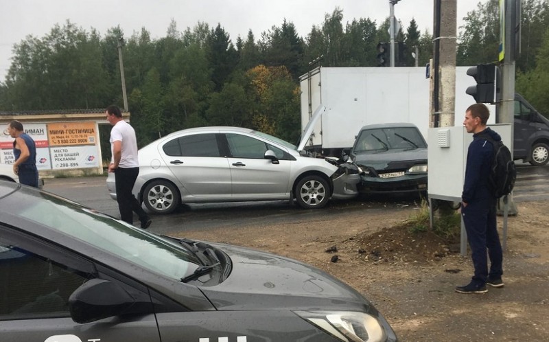 В Сыктывкаре водитель вылетел на встречную полосу и столкнулся с другим авто