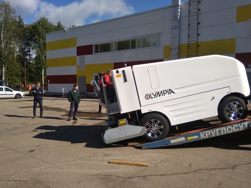 В спортшколу "Северная Олимпия" в Сыктывкаре поступила новая ледозаливочная машина