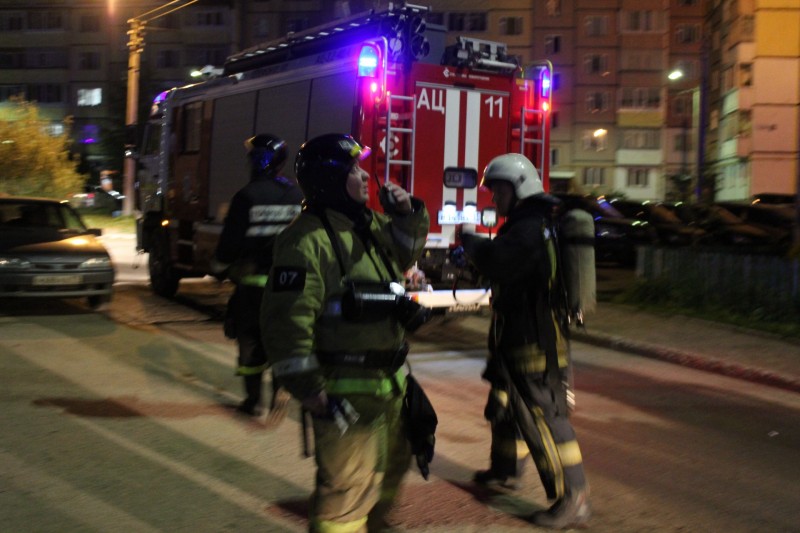 Сыктывкарские пожарные спасли трех человек из горящей многоэтажки в Орбите