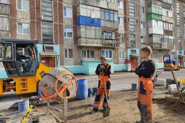 Чай и жареная курица: как жители воркутинских дворов благодарят дорожников за работу