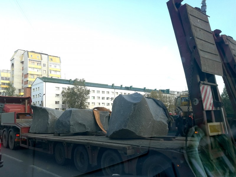 В Сыктывкаре на площадку "под часами" подвезли огромные камни