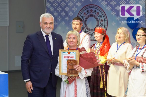 Владимир Уйба поздравил лучших учителей коми языка