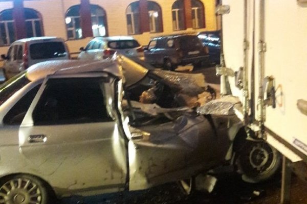 Остался в живых: в Ухте водитель Lada выжил при жестком столкновении в фургон