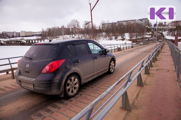 Сыктывкарский водитель пробил топливный бак на понтонном мосту и отсудил у 