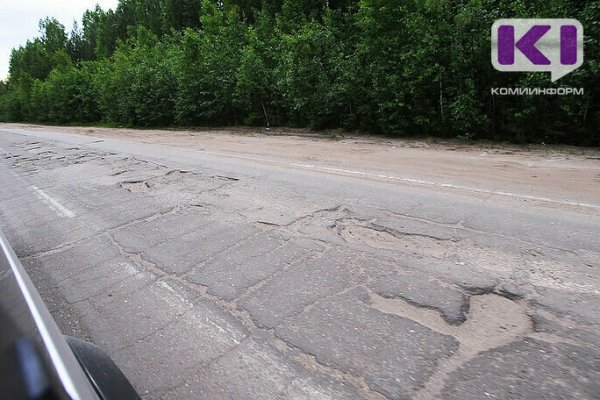 Из-за глубокой ямы на трассе сыктывкарский водитель попал в ДТП и выиграл суд с дорожниками