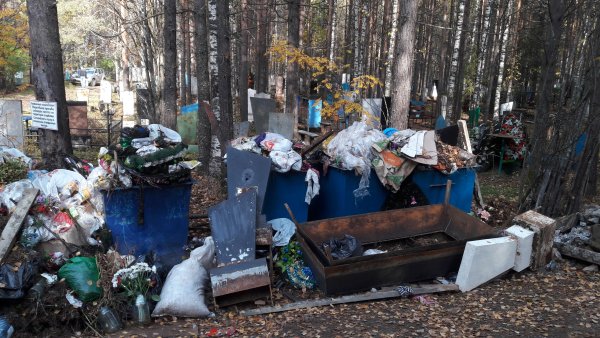 Жители Сосногорска завалили кладбища мусором, старыми венками и памятниками