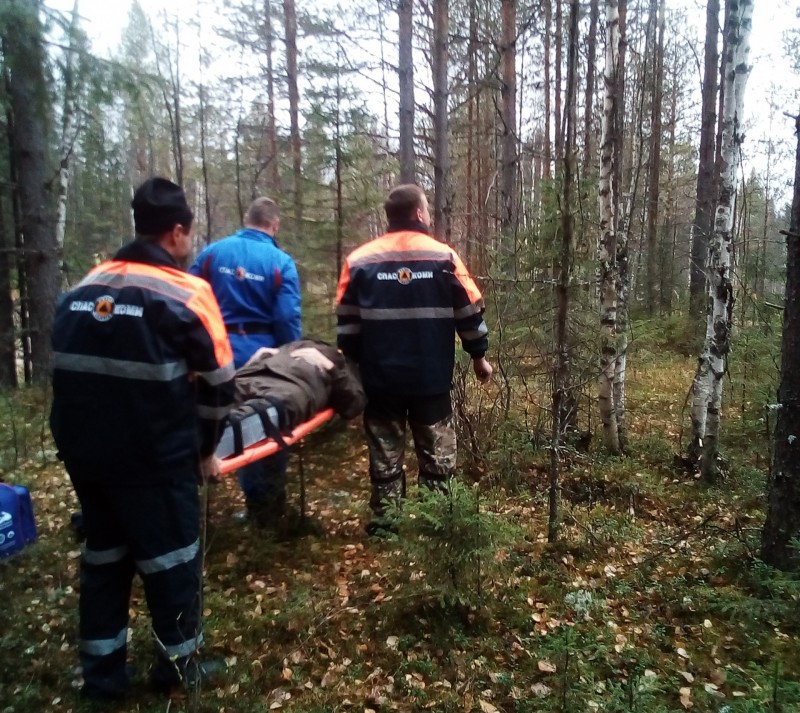 В Коми спасатели из тайги эвакуировали травмированного охотника 