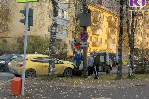 В центре Сыктывкара Opel протаранил опору ЛЭП