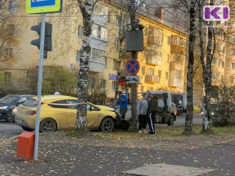 В центре Сыктывкара Opel протаранил опору ЛЭП