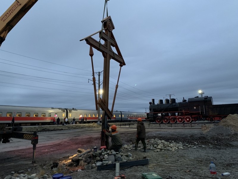 В Воркуте на железнодорожном перроне восстановили упавший крест