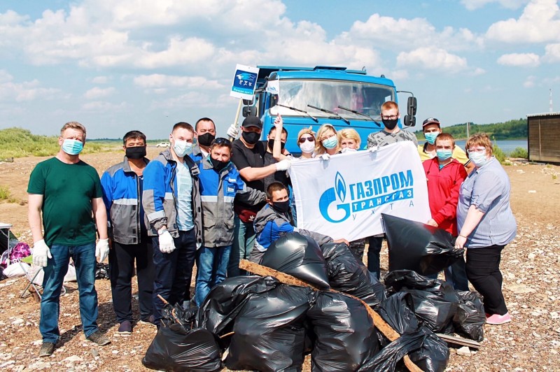 Сотрудники ООО "Газпром трансгаз Ухта" очистили от мусора берега семи водоемов Коми