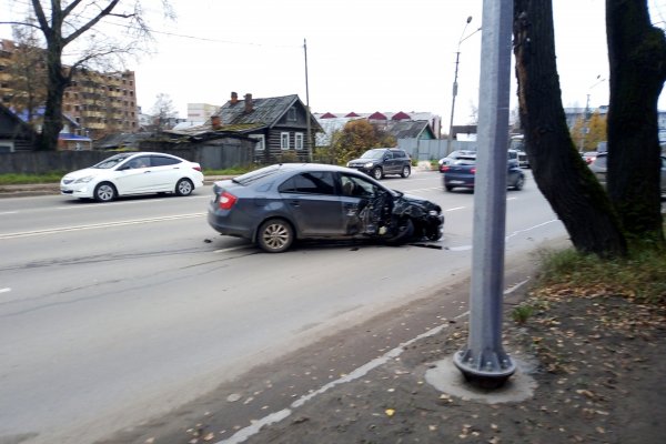 В Сыктывкаре столкнулись две Skoda Rapid