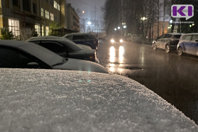 Дорожники продолжают уборку первого снега в Сыктывкаре
