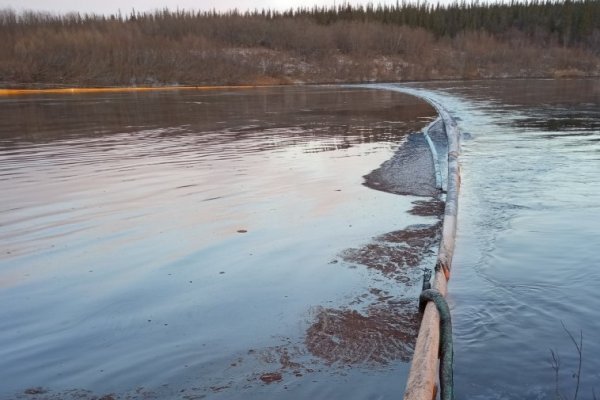 В Коми приняты меры по недопущению распространения нефтесодержащей жидкости на реке Колва