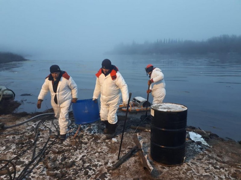 Ликвидацией последствий нефтеразлива на реке Колве занимаются около сотни человек
