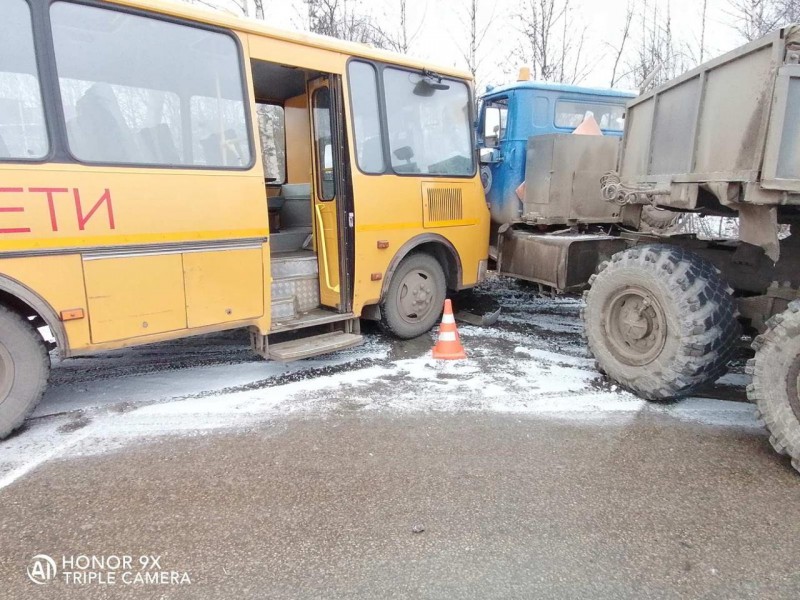 В Сосногорске школьный автобус с 14 детьми столкнулся с грузовиком