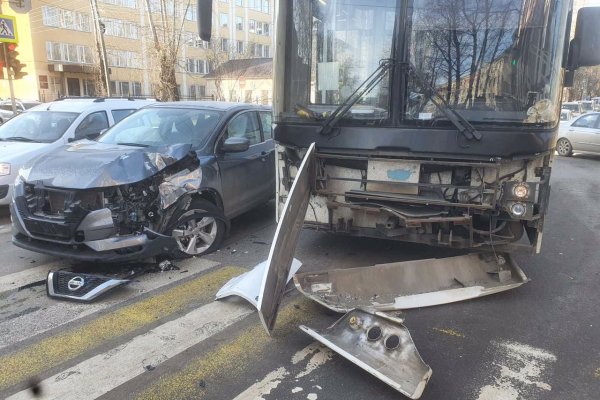 В Сыктывкаре иномарка протаранила рейсовый автобус