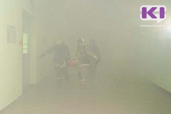 В Воркуте пожарные спасли пенсионера из горящей пятиэтажки 