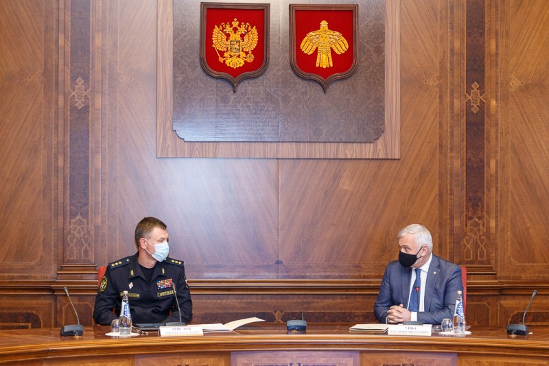 Владимир Уйба провел встречу с директором Федеральной службы судебных приставов Дмитрием Аристовым
