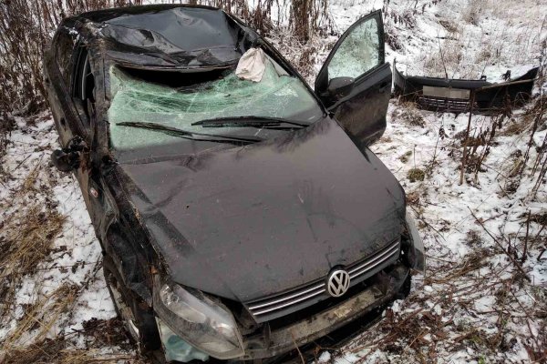 За сутки в Коми в кювет вылетели два автомобиля Volkswagen, оба водителя госпитализированы