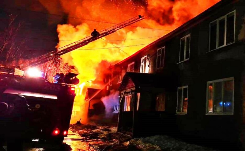 Пожар в Усинске в деревянном доме полностью ликвидировали сегодня утром
