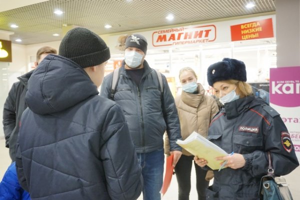 Тусующиеся в торговых центрах Сыктывкара подростки не соблюдают масочный режим