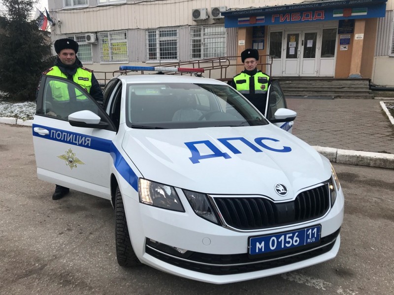 Сыктывкарские автоинспекторы помогли женщине экстренно добраться до роддома