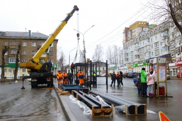 В Сыктывкаре на площади Габова начата установка двух современных остановочных комплексов