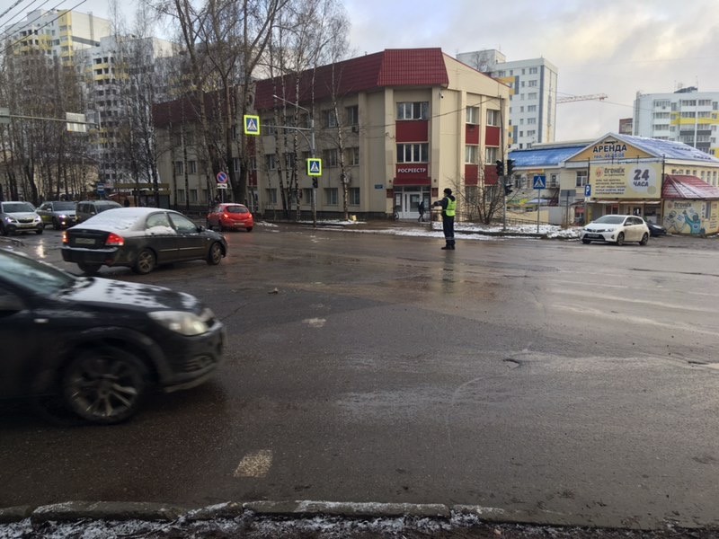 На оживленном перекрестке в Сыктывкаре регулировщик заменил неисправный светофор