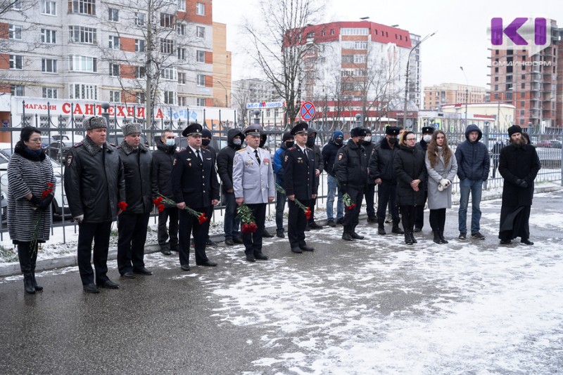 Герои не умирают: в Сыктывкаре открыли мемориальную доску полицейскому Александру Пальшину 