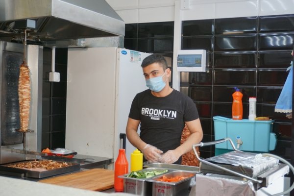 Сотрудники сыктывкарских магазинов и общепита продолжают пренебрегать профилактикой против коронавируса