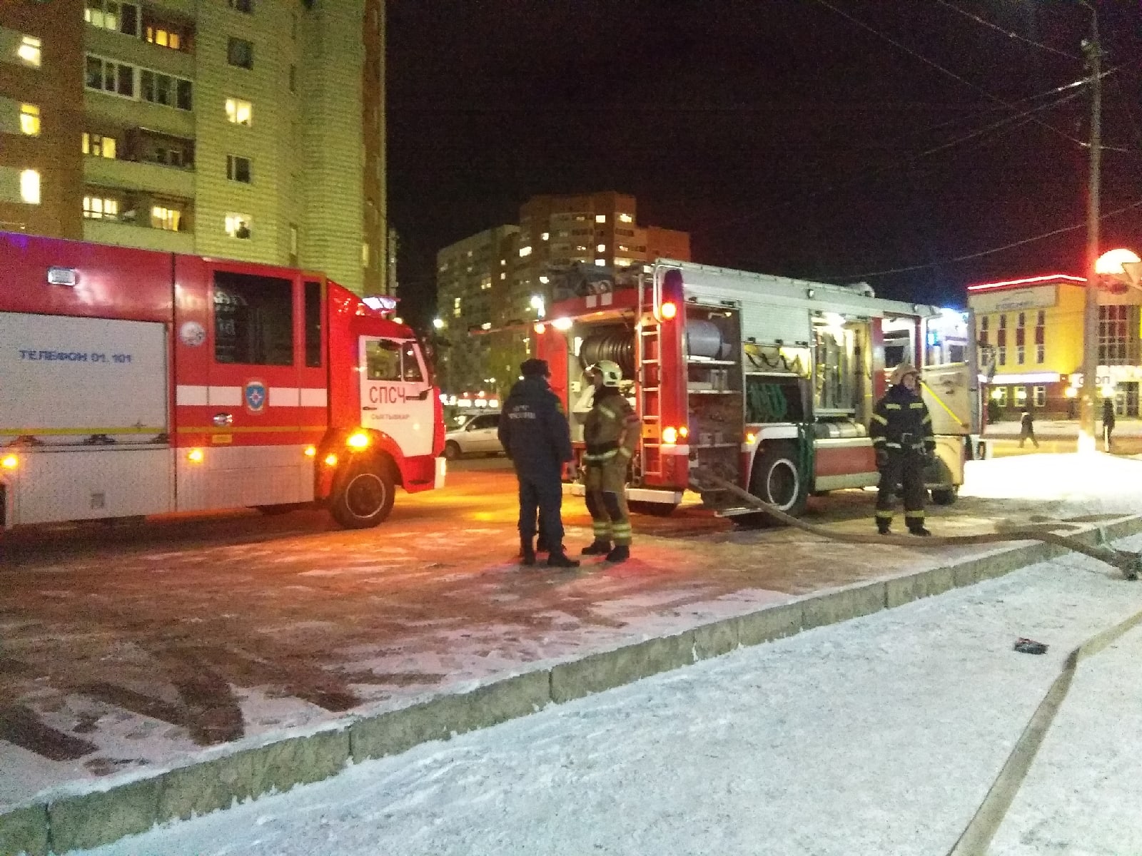 В Сыктывкаре пожарные оперативно устранили задымление в торговом центре |  Комиинформ