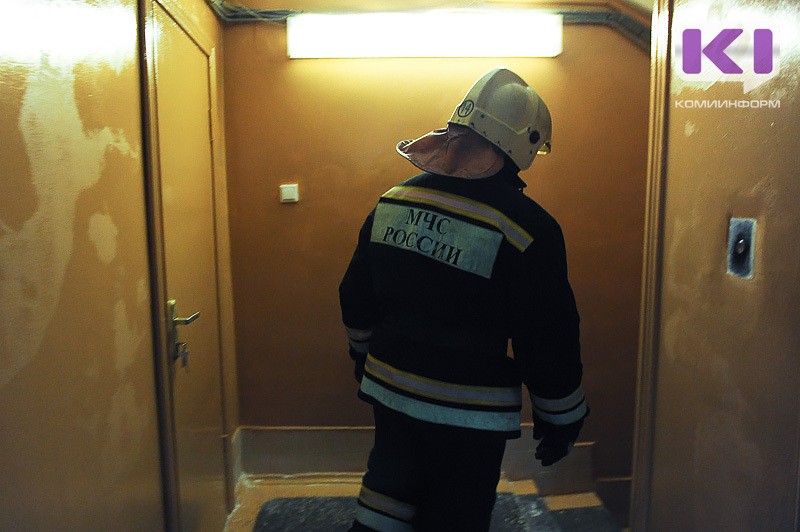 На пожаре в Сосногорске газодымозащитники спасли женщину