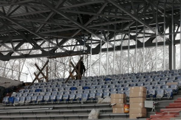 На трибунах центрального стадиона в Сыктывкаре началась установка кресел