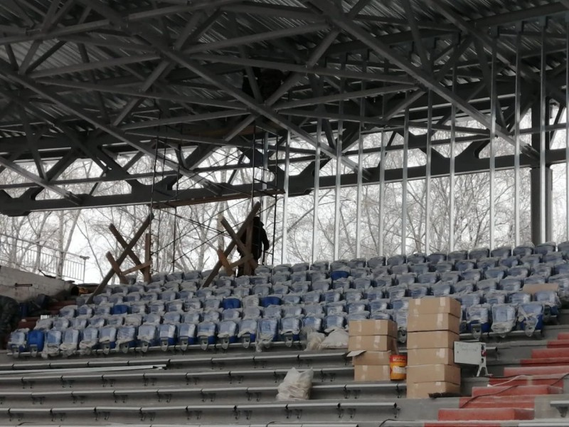 На трибунах центрального стадиона в Сыктывкаре началась установка кресел