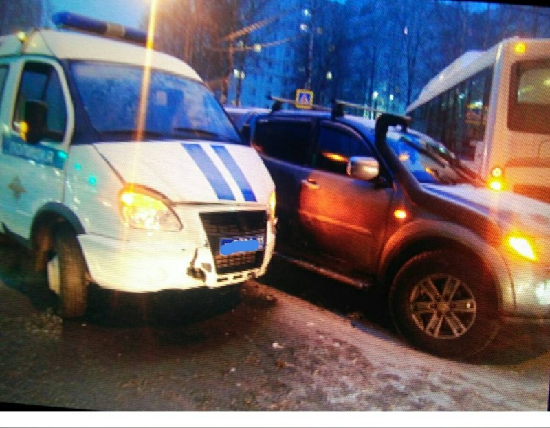 В Сыктывкаре в аварию попал автомобиль дежурной части полиции