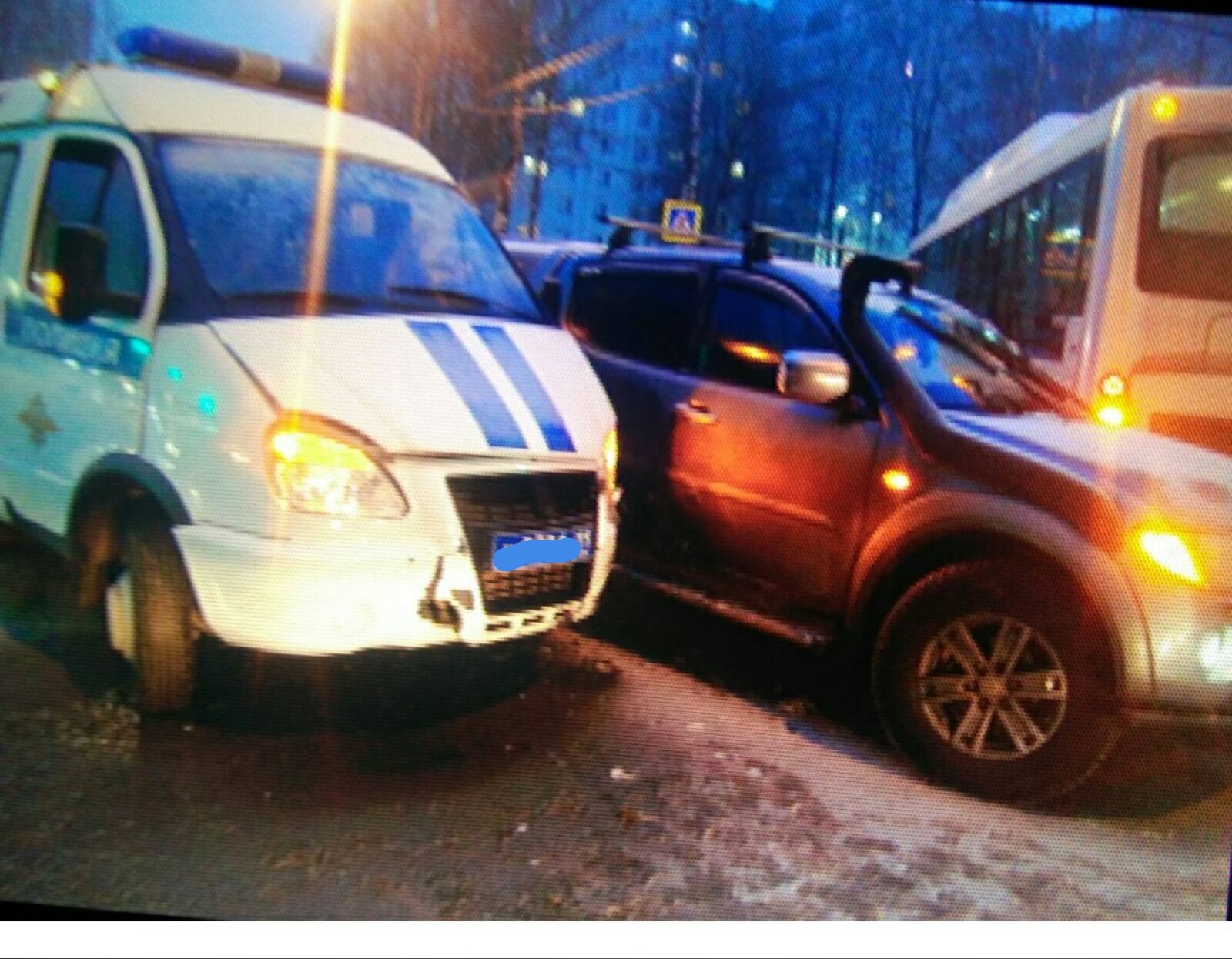 В Сыктывкаре в аварию попал автомобиль дежурной части полиции | 19.11.2020  | Сыктывкар - БезФормата